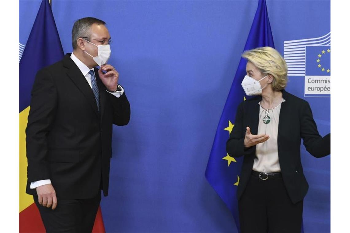 Rumänien: Gericht erkennt Vorrang von EU-Recht nicht an In der Beziehung zwischen Rumänien und der EU drohen Spannungen. (Im Bild: Rumäniens Premier Nicolae Ciuca und EU-Kommissionspräsidentin Ursula von der Leyen). Foto: John Thys/Pool AFP/AP/dpa