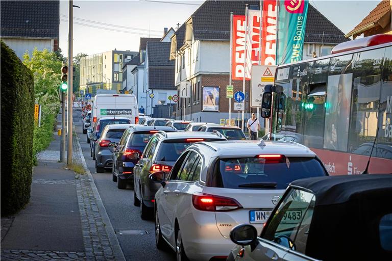 In der Blumenstraße stauen sich die Autos am Morgen bereits zweispurig. Foto: Alexander Becher