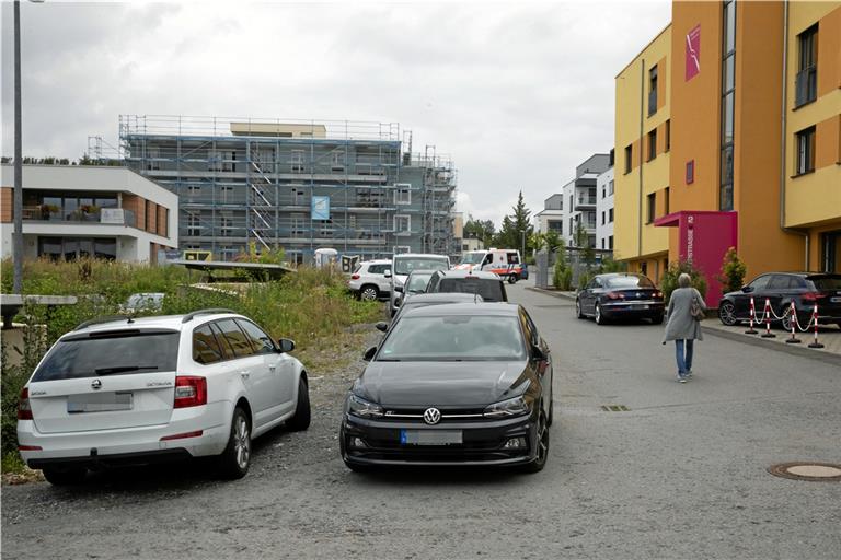 In der Bonhoefferstraße auf dem früheren Krankenhausareal parken die Autos kreuz und quer. Stadtrat Heinz Franke wünscht sich mehr Besucherparkplätze.Foto: A. Becher