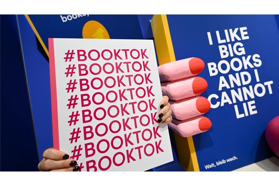 In der BookTok-Community tauschen sich vor allem junge Menschen über ihre Lieblingsbücher aus. (Archivbild)