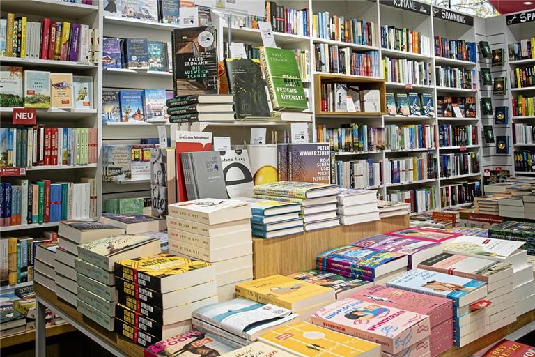 In der Buchhandlung Osiander in Backnang werden die Shortlist-Titel präsentiert, darunter auch das Gewinnerbuch „Die Holländerinnen“ von Dorothee Elmiger. Foto: Alexander Becher