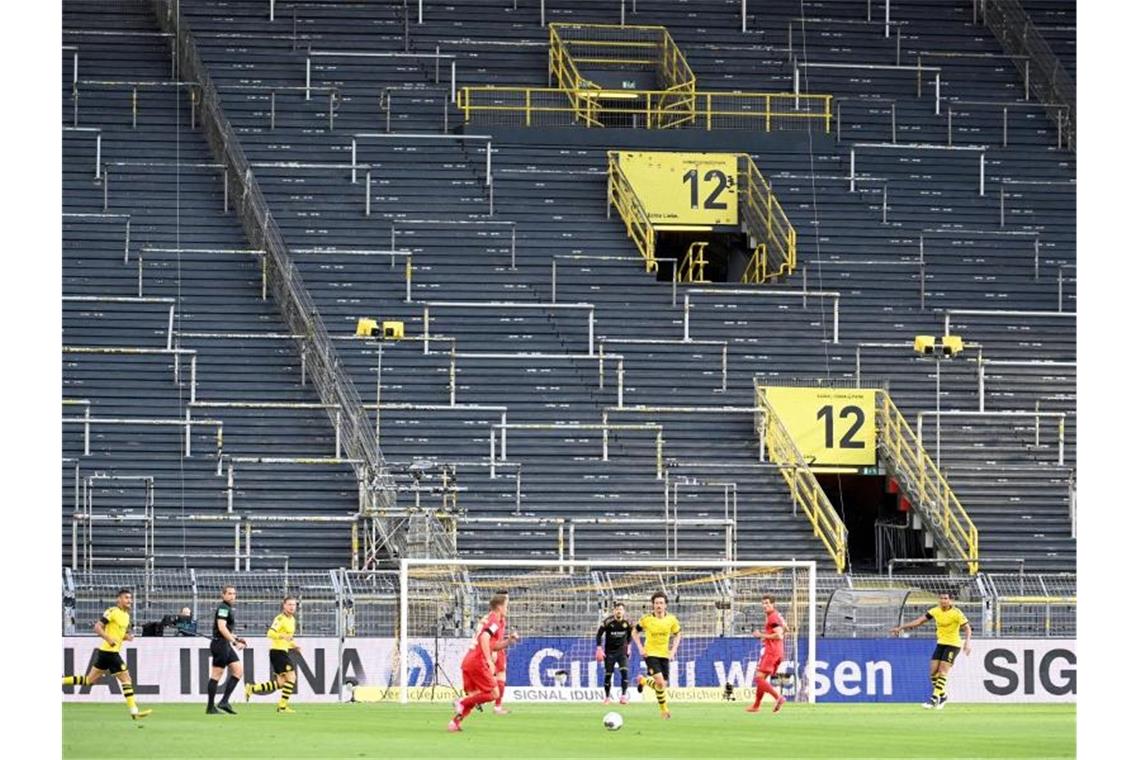 In der Bundesliga wird vorerst wieder vor leeren Rängen gespielt. Foto: Federico Gambarini/dpa-Pool/dpa