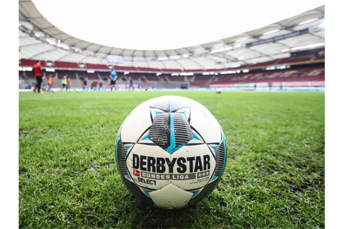 In der Bundesliga wird wie geplant an Ostern der Ball rollen. Foto: Tom Weller/dpa-Pool/dpa