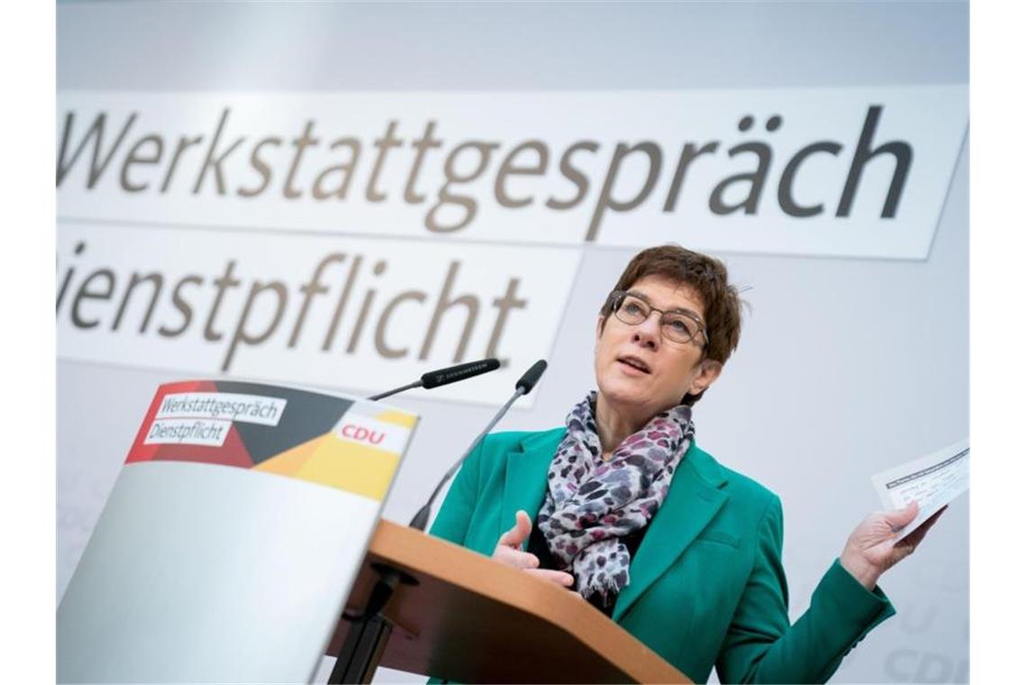 Starke Vorbehalte in der Union gegen allgemeines Dienstjahr In der CDU ist die Begeisterung über die Vorschläge von Parteichefin Kramp-Karrenbauer zu einem verpflichtenden Dienstjahr überschaubar. Foto: Kay Nietfeld/dpa