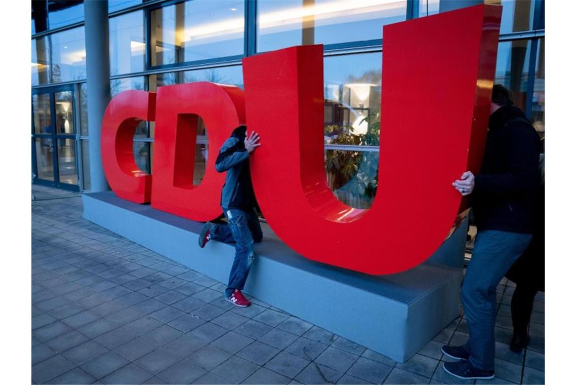 In der CDU wird seit Tagen sondiert, ob ein Sonderparteitag zur Vorsitzendenwahl und voraussichtlich auch zur Neuwahl der gesamten Führungsspitze im Mai oder Juni möglich ist. Foto: Kay Nietfeld/dpa