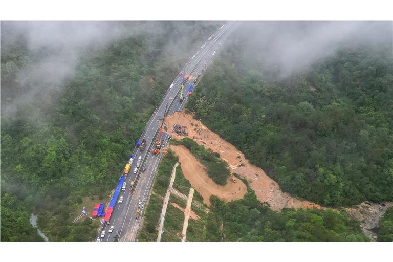 In der chinesischen Provinz Guangdong ist die Fahrbahn einer Autobahn eingestürzt.