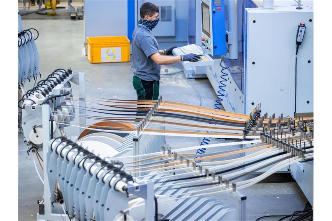 Corona-Krise: Mittelstand fürchtet um Existenz vieler Firmen In der Corona-Krise brauchen Unternehmen vor allem Liquidität. Finanzpolster, die manche Unternehmen in vielen Jahren aufgebaut haben schmelzen in kürzester Zeit zusammen. Foto: Jens Büttner/dpa-Zentralbild/dpa
