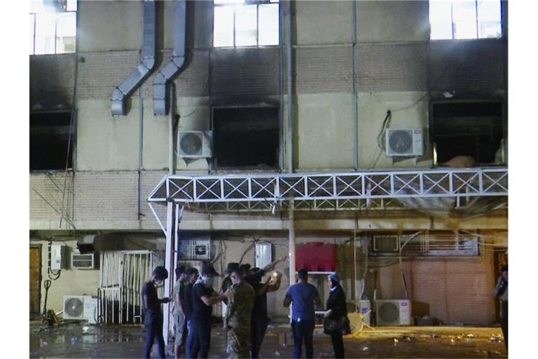 In der Corona-Station des Krankenhauses hat ein tödliches Feuer gewütet. Foto: -/AP/dpa