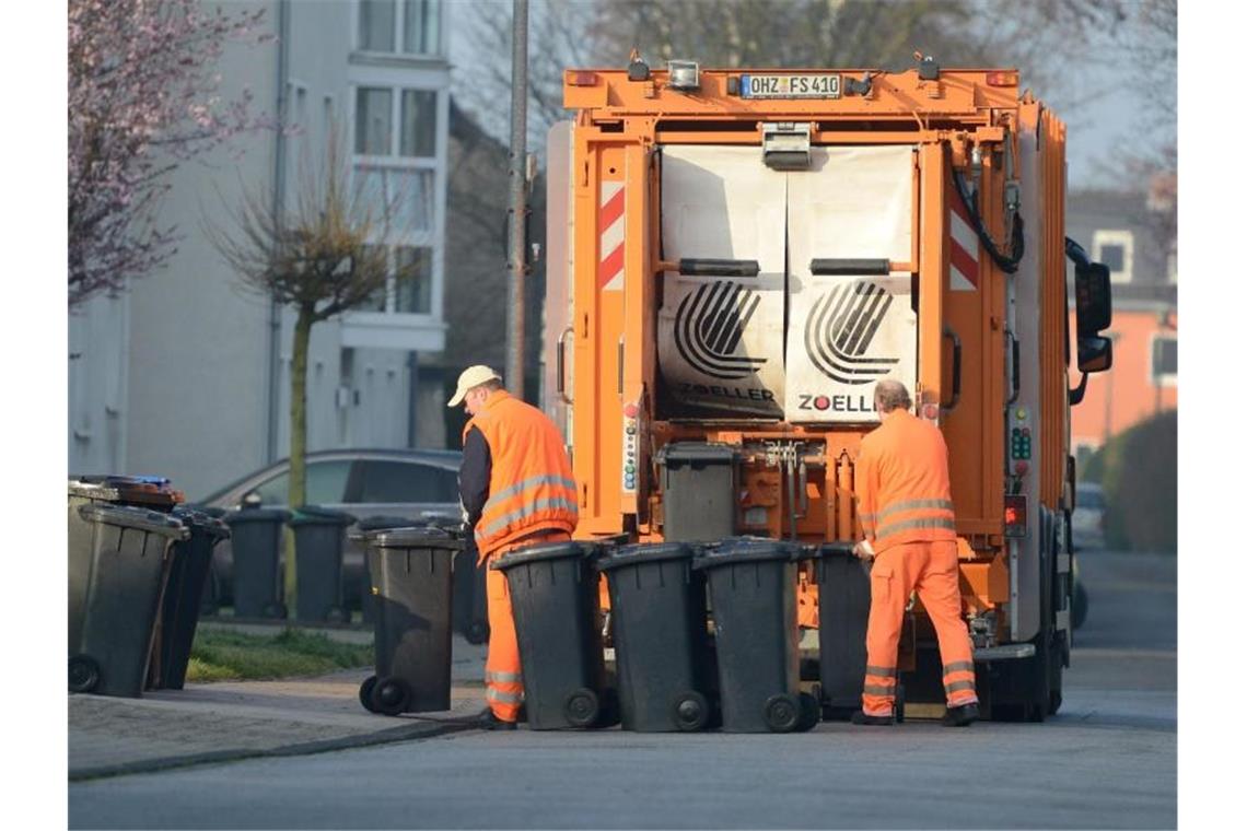 In der Coronakrise haben auch Entsorgungsunternehmen wie Müllabfuhren Probleme beim Nachschub von Schutzkleidung und Desinfektionsmitteln. Foto: Caroline Seidel/dpa