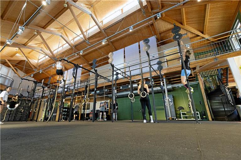 In der Crossfitbox absolvieren die Kursteilnehmer jeden Tag ein anderes „Workout of the Day“. Das kann unterschiedliche Übungen an verschiedenen Geräten beim Kraft- oder Ausdauersport beinhalten. Foto: Alexander Becher