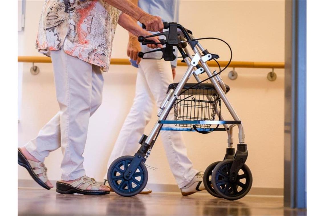 Patientenschützer: „Pflegebedürftige nicht weiter belasten“ In der Debatte um bessere Arbeitsbedingungen in der Pflege fordern Patientenschützer von der großen Koalition Klarheit über die Finanzierung der Mehrkosten. Foto: Christoph Schmidt/Illustration