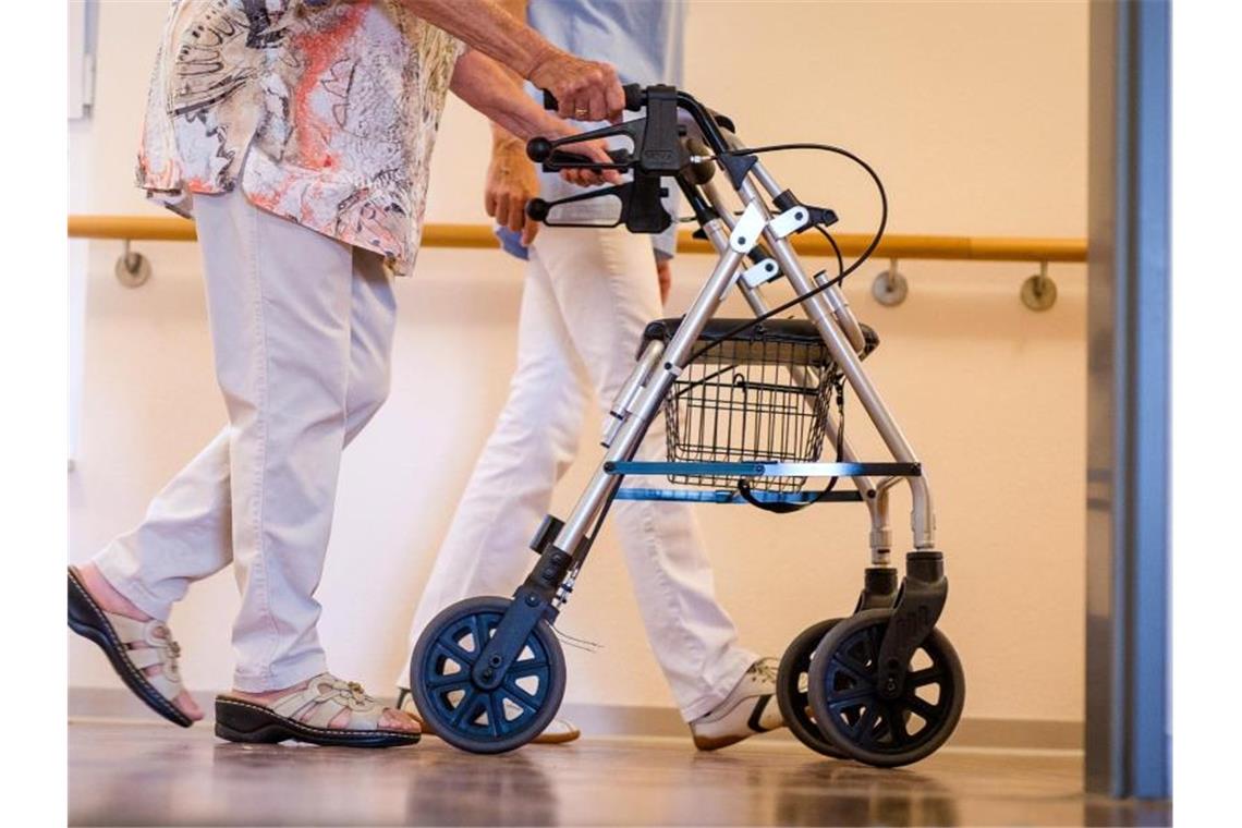 In der Debatte um bessere Arbeitsbedingungen in der Pflege fordern Patientenschützer von der großen Koalition Klarheit über die Finanzierung der Mehrkosten. Foto: Christoph Schmidt/Illustration