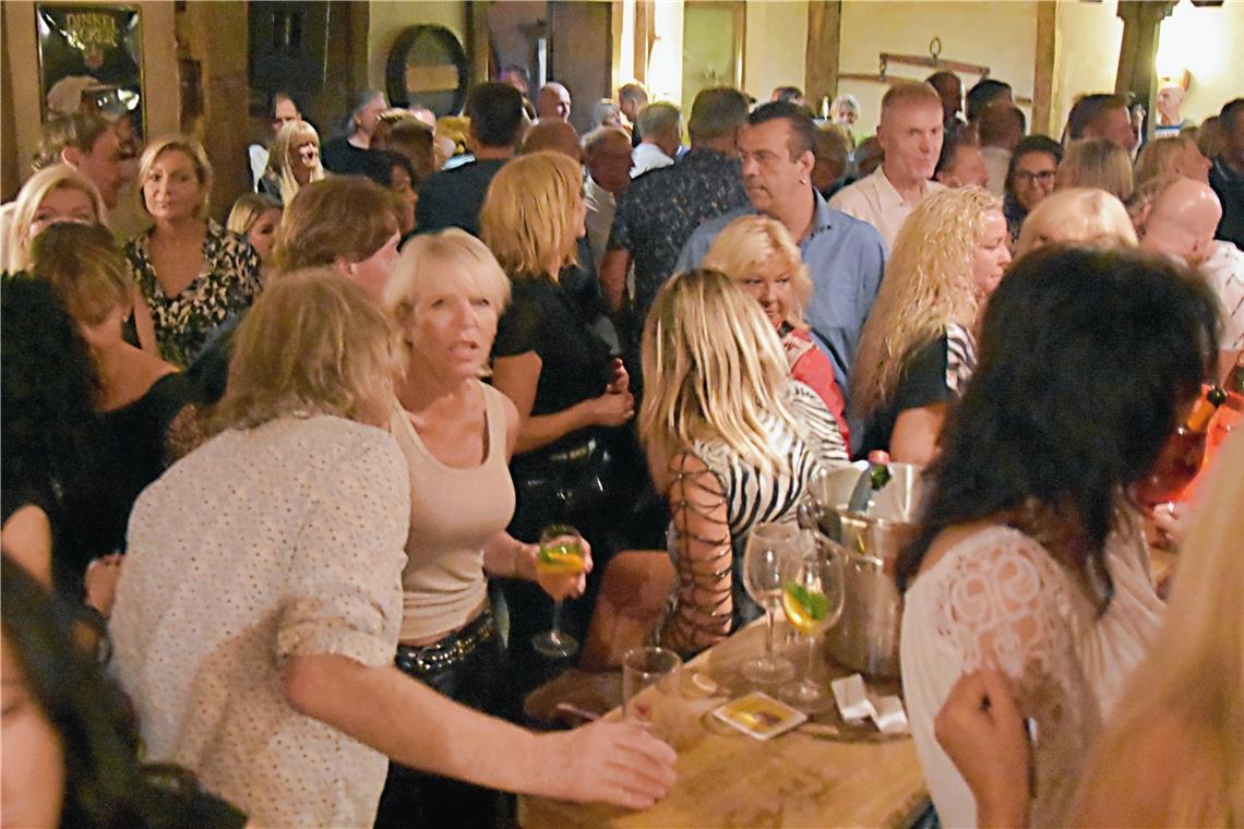 Partystimmung im Sonnenhof In der Dorfdiele geht’s eng zu. Doch die Gäste haben dank 2-G-Regel keine Bedenken.