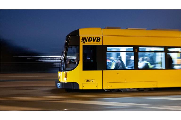 In der Dresdner Neustadt kam es in der Nacht zu Sonntag in einer Straßenbahn zu einem Messerangriff. (Symbolfoto)