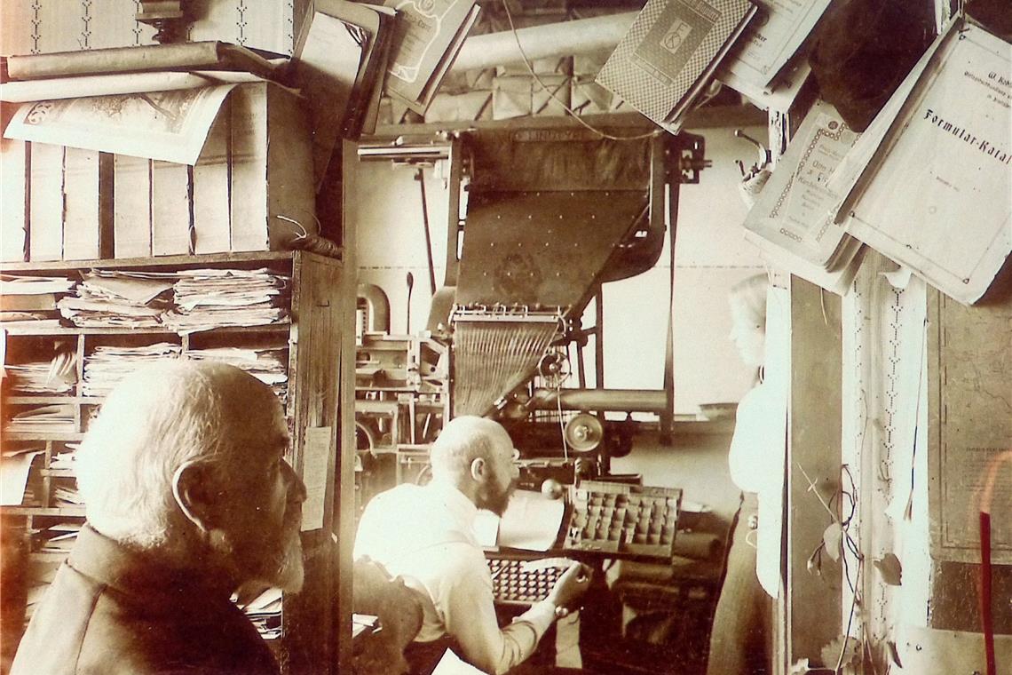 In der Druckerei in den 1920er-Jahren: Friedrich Stroh, Friedrich Stroh junior an der Setzmaschine und Liesel Stroh (von links).