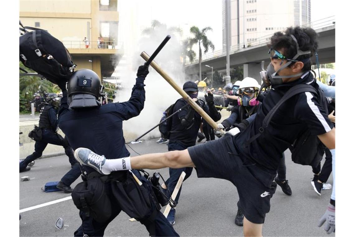 Neue Zusammenstöße in Hongkong - Wasserwerfer auf der Straße In der einstigen britischen Kronkolonie Hongkong kommt es seit mehr als zwei Monaten immer wieder zu massiven regierungskritischen Protesten. Foto: Kyodo