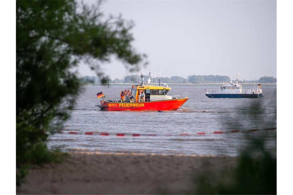 In der Elbe bei Kollmar (Kreis Steinburg) suchen Einsatzkräfte nach einem siebenjährigen Mädchen, das dort baden gegangen war. Foto: Jonas Walzberg/dpa