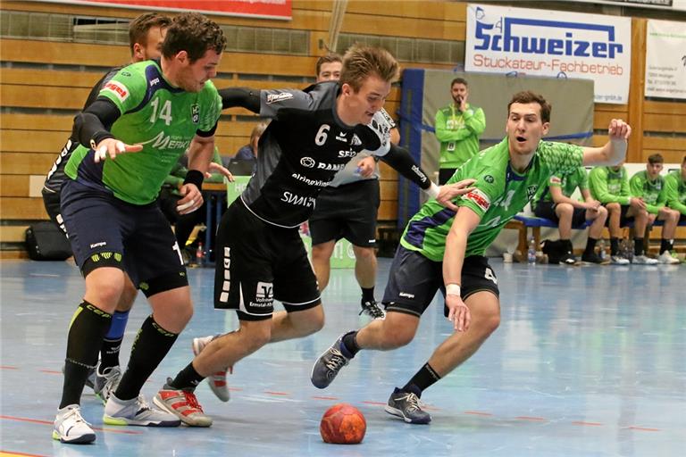 In der entscheidenden Phase war beim HC Oppenweiler/Backnang II um Dominik Koch (links) und Niklas Hug die Luft raus und der TV Neuhausen/Erms bog auf die Siegerstraße ab. Foto: A. Hornauer