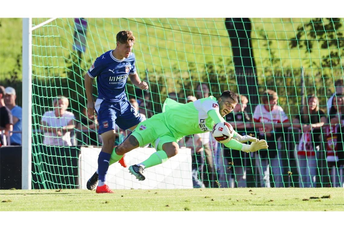 In der ersten Halbzeit musste VfB-Torhüter Fabian Bredlow zwei gefährliche Bälle der Heidenheimer halten.