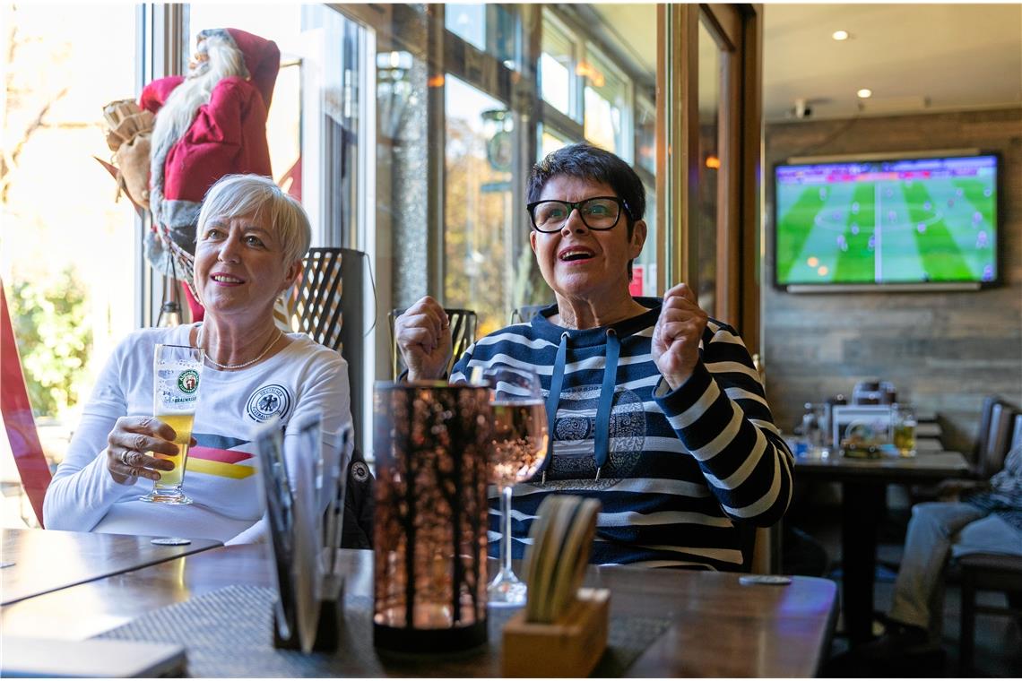 Fast leere Kneipen beim Deutschlandauftakt in Backnang In der ersten Halbzeit spielt Deutschland erstklassig. Gabi Eisele (links) und Ingrid Feyl fiebern in „Sofi’s Plan B“ mit. Fotos: Alexander Becher
