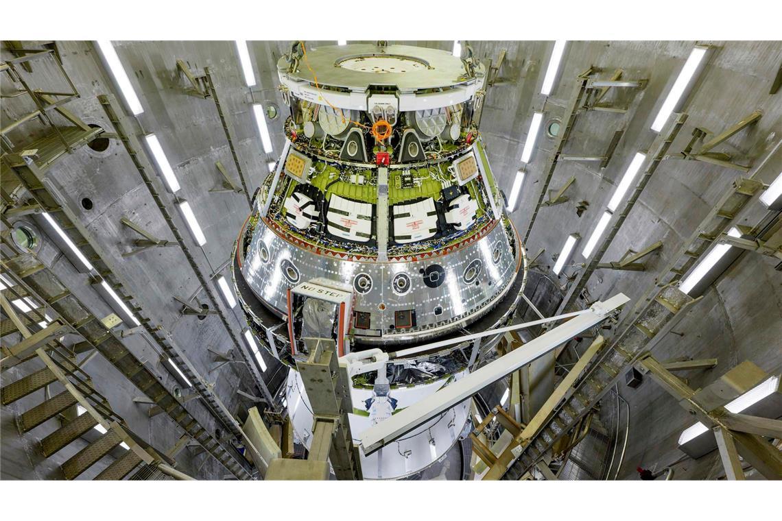 In der ersten Jahreshälfte 2026 sollen drei Männer und eine Frau bei der rund zehntägigen Mission "Artemis 2" den Mond umrunden.  (Archivbild)