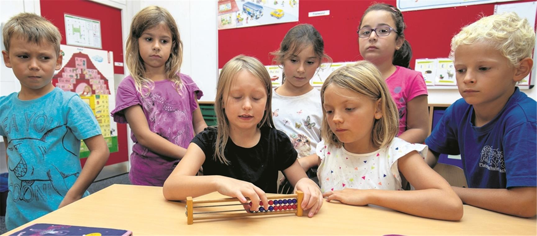 „Hilfreich ist so ein Ding mit Perlen“ In der ersten Klasse war der kleine Rechenschieber mit den Perlen eine echte Hilfe. Fotos: A. Becher