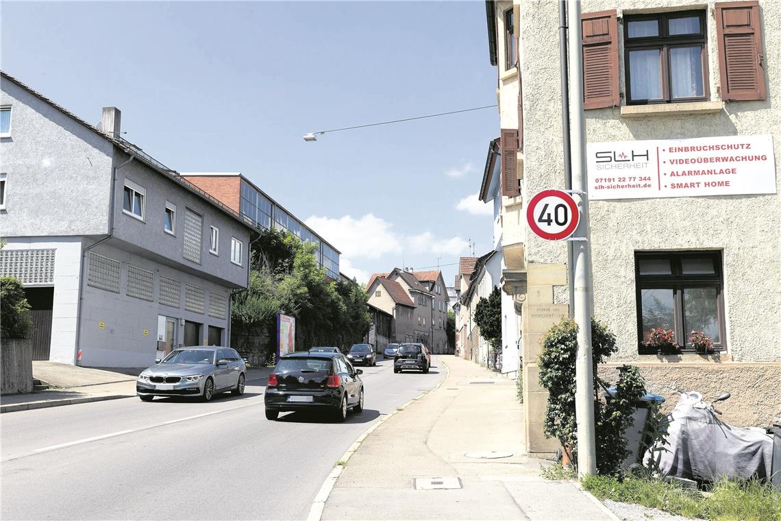 Tempo 40 auf dem ganzen Innenstadtring In der Eugen-Adolff-Straße gilt seit Sommer bereits Tempo 40. Damit soll speziell in diesem Bereich eine Senkung der Schadstoffwerte erreicht werden. Ebenso wie mit dem Abriss der hier noch sichtbaren Gebäude 26 bis 28. Ihr Abriss ist mittlerweile größtenteils erfolgt. Foto: J. Fiedler