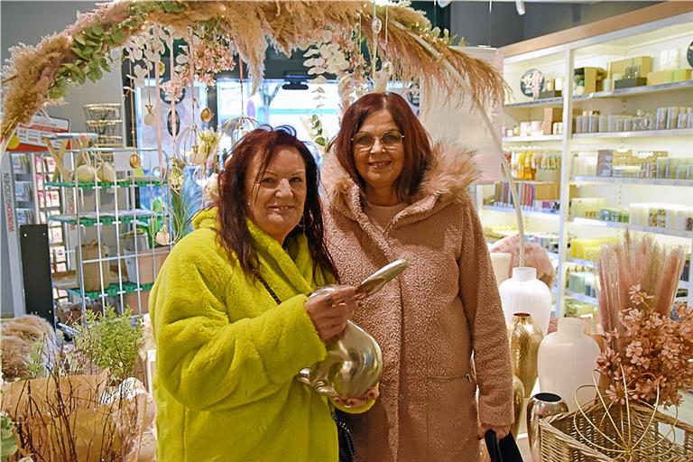 In der Filiale des Dekogeschäfts Depot in Backnang kann man seit Sonntag ohne Maske shoppen gehen. Auch diese zwei Kundinnen haben sich dazu entschlossen, ohne zusätzlichem Schutz vor Mund und Nase nach Osterschmuck Ausschau zu halten. Foto: T. Sellmaier