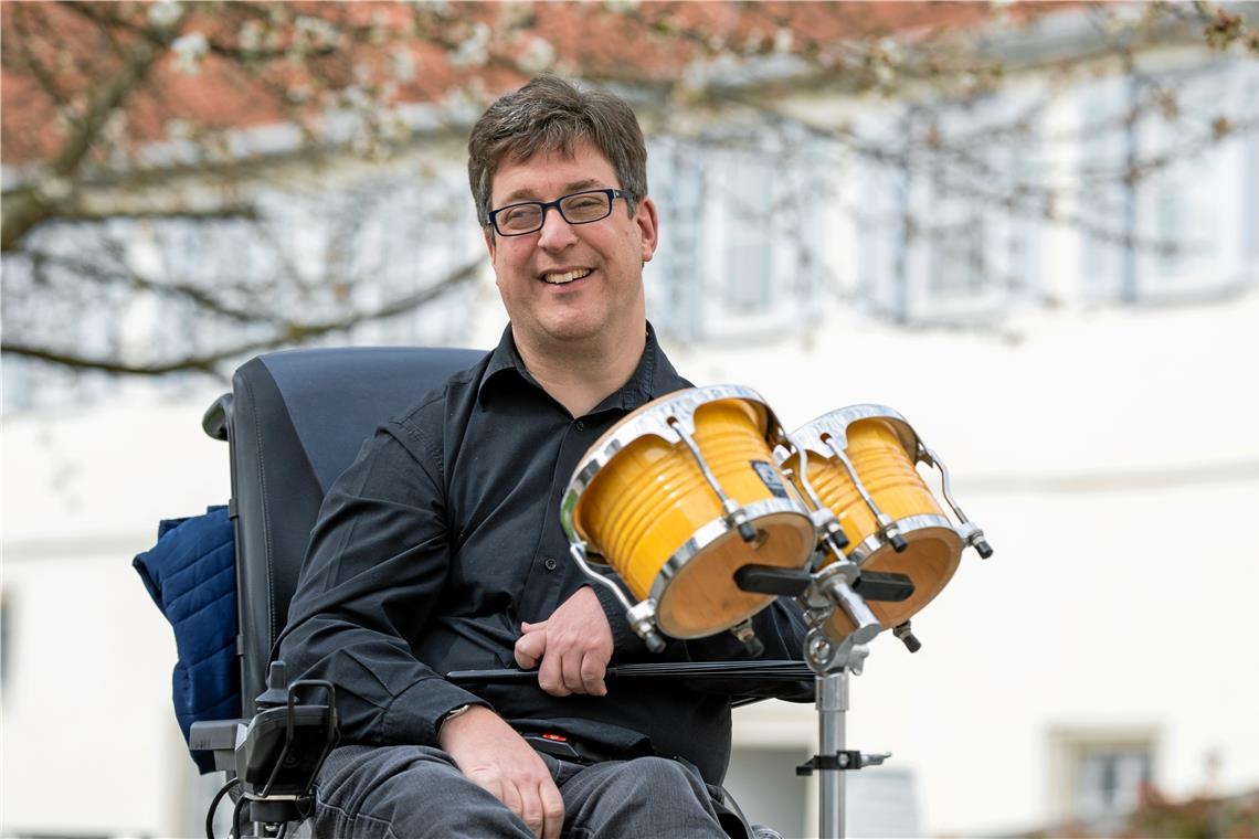„Mitleid kann ich nicht gebrauchen“ In der Formation Groove Inclusion spielt Simon Maier mit Begeisterung Bongos und weitere Percussion-Instrumente. Foto: A. Maier