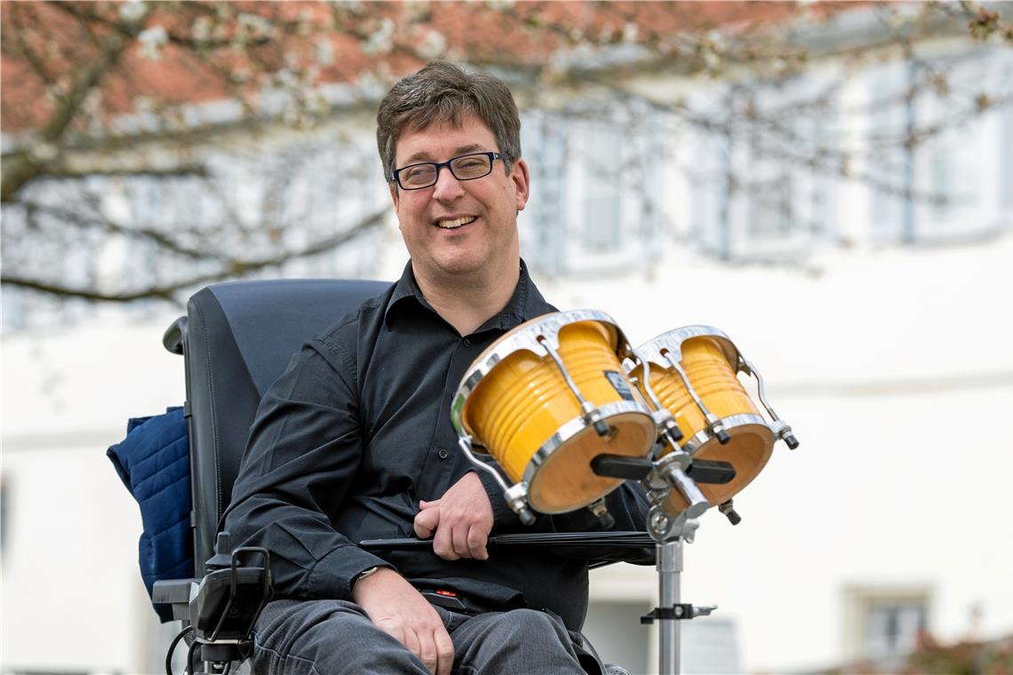 In der Formation Groove Inclusion spielt Simon Maier mit Begeisterung Bongos und weitere Percussion-Instrumente. Foto: A. Maier