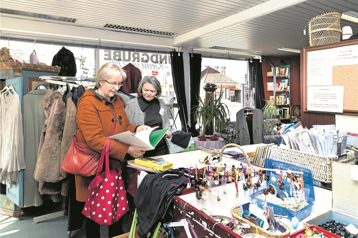 In der Fundgrube gibt es ein großes Sortiment an Gebrauchtwaren, unter anderem Kleidung, Hausrat, Bücher, Spiele, CDs und Schallplatten. Mit dem Erlös wird das Café unterstützt.