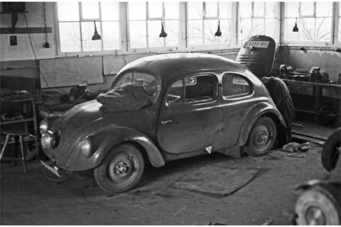 Der neue Porsche-Chef und seine Vorgänger – die Fotos der Mächtigen In der Garage seiner Villa am Feuerbacher Weg entwickelt Ferdinand Porsche in Hitlers Auftrag den KdF-Wagen, der nach dem Krieg als VW Käfer bekannt wird und Porsches Ruhm begründet. Er steht bis Januar 1951 an der Spitze der Firma, aus der zuerst die Porsche KG und später die Porsche AG hervorgehen, die sich zur Weltmarke für Sportwagen entwickelt.