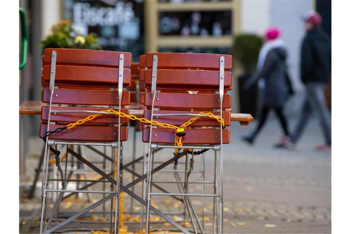 Sommer ohne Service? Dienstleister fürchten Personalengpässe In der Gastronomie könnte es bald zu Personalengpässen kommen. Foto: Sven Hoppe/dpa