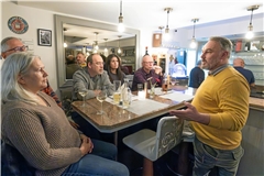 In der Gaststätte Da Lino kommt Patrik Köhler ins Gespräch mit Bürgerinnen und Bürgern. Foto: Alexander Becher