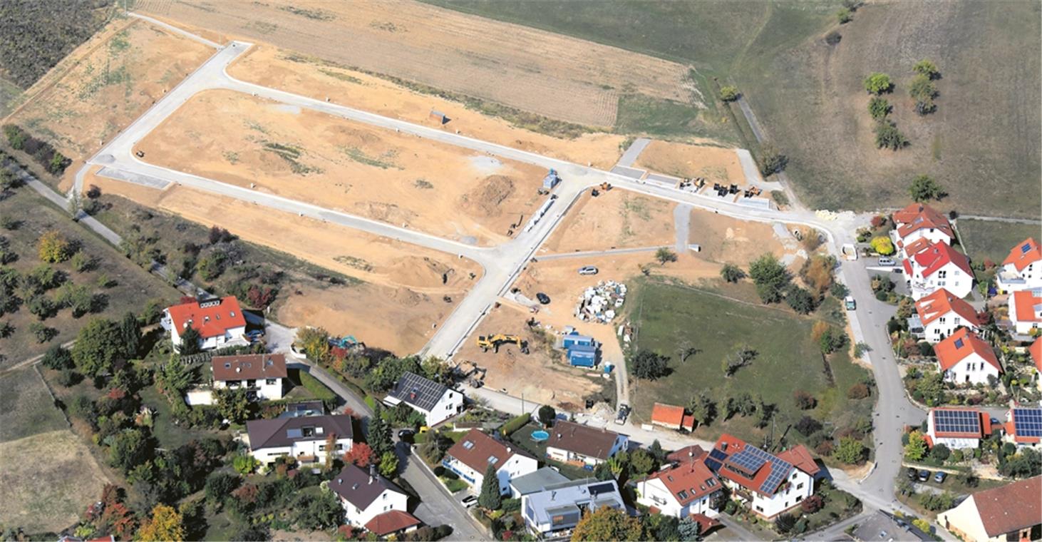 18 Bauplätze hat die Gemeinde bereits verkauft In der Gemeinde Auenwald gibt es 28 neue Bauplätze. Das Baugebiet Hauäcker in Hohnweiler grenzt an die Straßen Im Hochgrund (rechts) und Hohholzstraße (unten). Auf dem insgesamt 2,7 Hektar großen Areal stehen 1,6 Hektar für ein- und mehrgeschossige Häuser zur Verfügung. Foto: F. Muhl