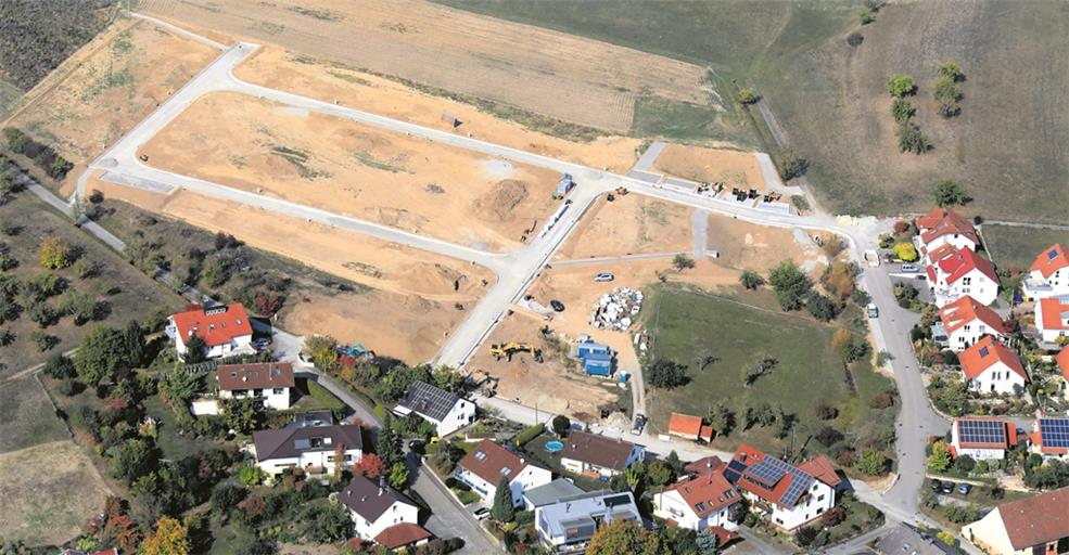 In der Gemeinde Auenwald gibt es 28 neue Bauplätze. Das Baugebiet Hauäcker in Hohnweiler grenzt an die Straßen Im Hochgrund (rechts) und Hohholzstraße (unten). Auf dem insgesamt 2,7 Hektar großen Areal stehen 1,6 Hektar für ein- und mehrgeschossige Häuser zur Verfügung. Foto: F. Muhl