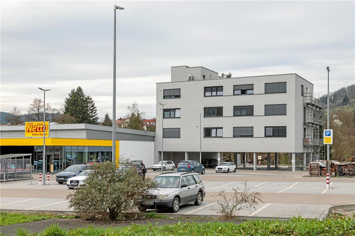 Neubau oder Container – in Sulzbach ist Wohnraum für Flüchtlinge gefragt In der Gemeinschaftsunterkunft des Landkreises im lange Zeit leer stehenden Mulfinger-Gebäude am Sulzbacher Eck können 60 Personen aufgenommen werden. Foto: Stefan Bossow