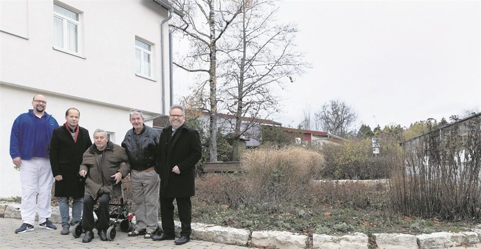 In der geplanten Anlage sollen künftig auch Betreuungsangebote an der frischen Luft angeboten werden. Darüber freuen sich (von links): Betreuer Marco Graf, Karl-Michael Mayer (Abteilungsleiter), Daniel Heinz, Hermann Wipper (Bewohner) und Vorstand Wolfgang Sartorius. Foto: J. Fiedler