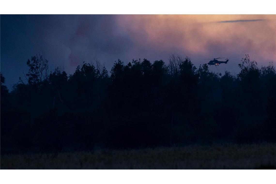 Über 1.000 Einsatzkräfte im Kampf gegen Waldbrände im Osten In der Gohrischheide sollen die nächsten Schritte in einer Lagebesprechung am Morgen getroffen werden.
