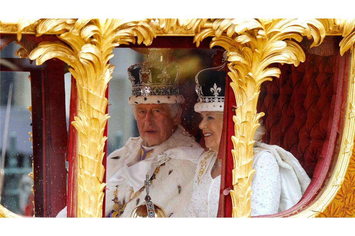 In der goldenen Staatskutsche fuhren König Charles III. und Königin Camilla nach der Krönung durch die Straßen von London.