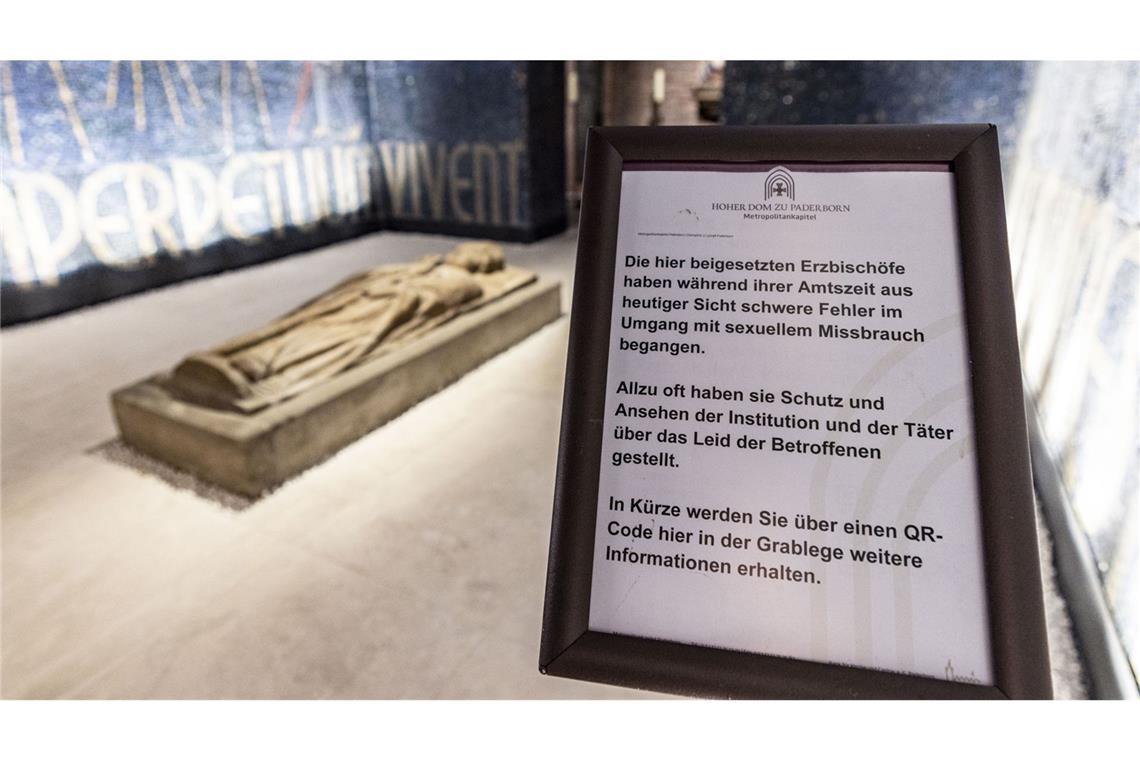 In der Grabkammer der Krypta des Doms steht ein Hinweisschild zu den Fehlern der dort beigesetzten Erzbischöfe des Erzbstums Paderborn im Umgang mit sexuellem Missbrauch in der katholischen Kirche.
