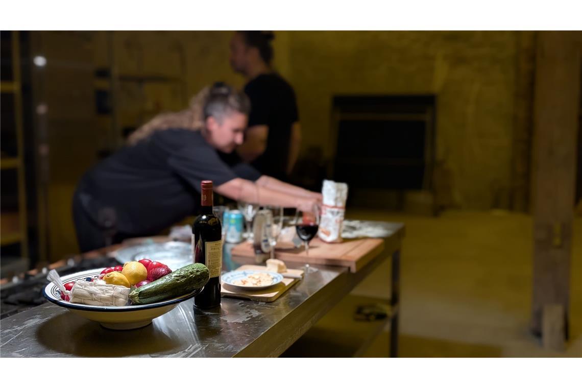 Sieben Freunde, ein Hof, ein Traum In der großen offenen Küche der Scheune macht das gemeinsame Kochen besonders viel Spaß.
