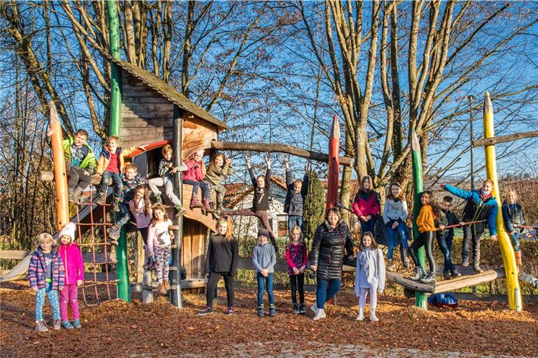 In der Grundschule Kleinapsach passt die Hälfte der Schülerschaft auf ein Klettergerüst. Gerade einmal 56 Schüler hat die Schule. Foto: B. Beytekin