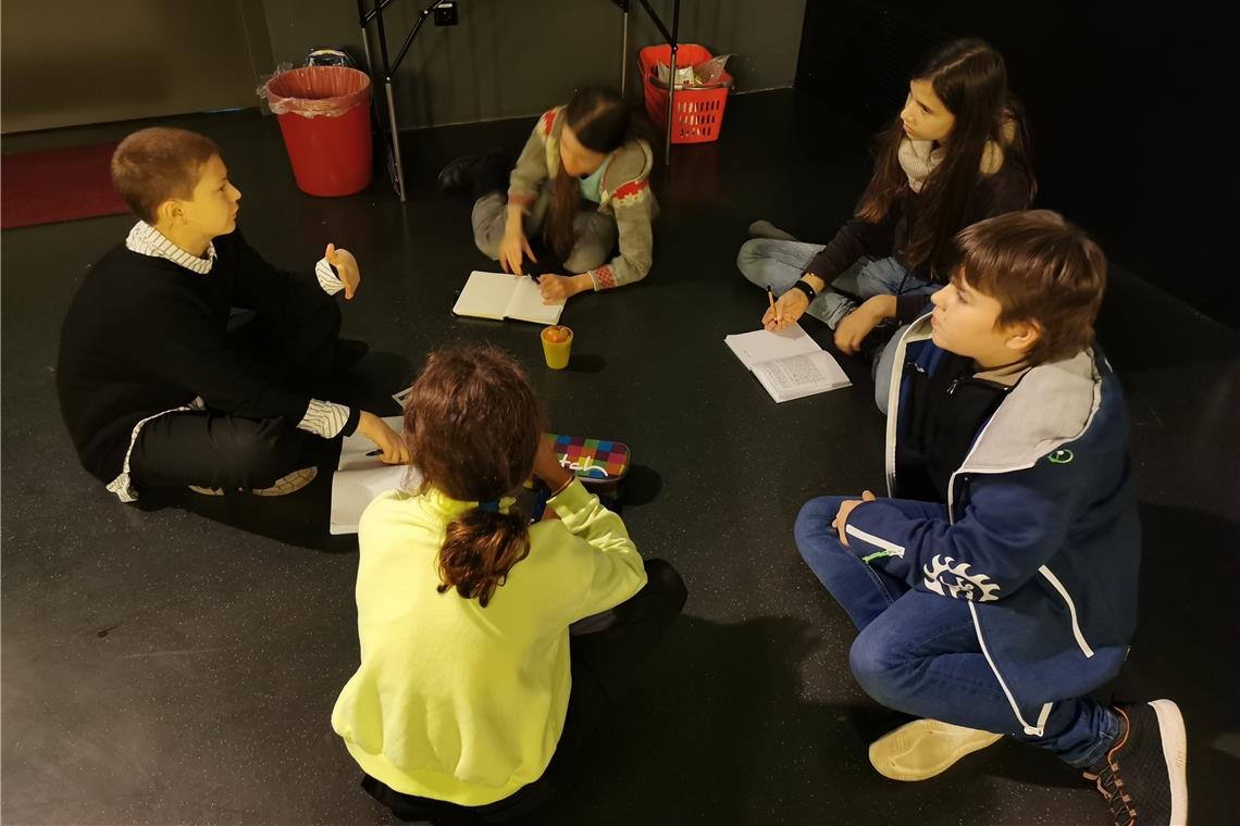 Vier Sterne für „Lauras Stern“ In der Gruppe wird über den Film ausführlich diskutiert. Dann erarbeiten die Kinder gemeinsam eine Inhaltsangabe und eine Bewertung. Foto: privat