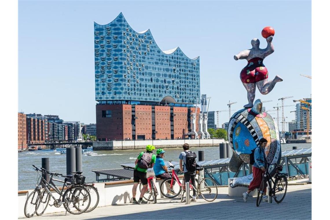 In der Hamburger Elbphilharmonie wird die Auslosung für die EM 2024 stattfinden. Foto: Markus Scholz/dpa