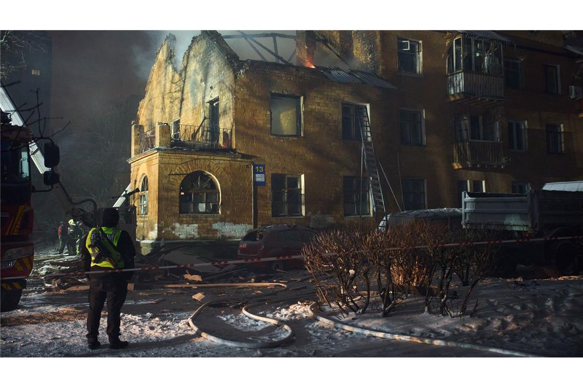 In der Hauptstadt Kiew werden immer wieder auch Wohnhäuser beschädigt.