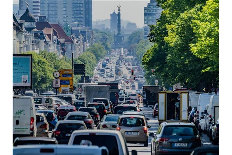 In der Hauptstadt verstopfen Autos die Straßen. Foto: Michael Kappeler/dpa