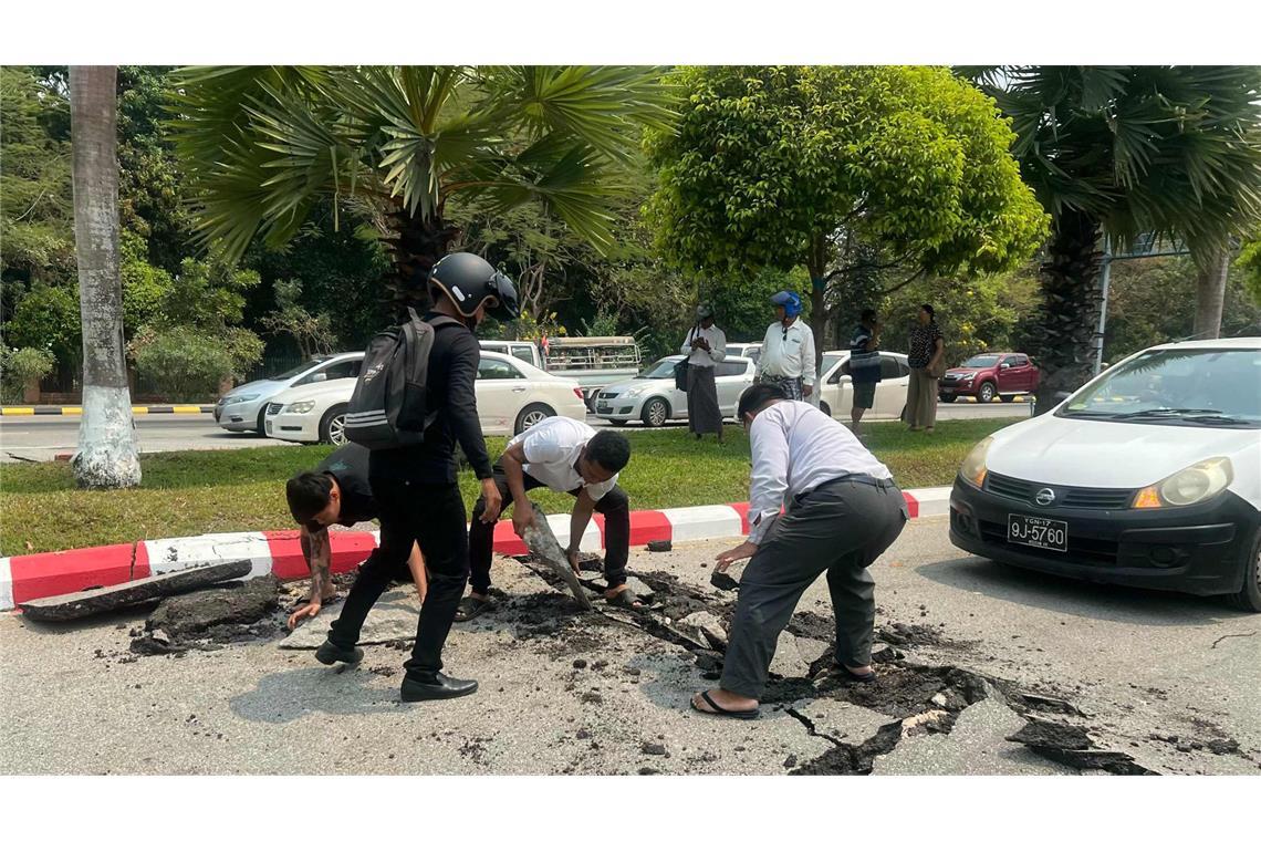 Zahlreiche Opfer in Myanmars Hauptstadt In der Hauptstadt von Myanmar, Naypyidaw, wurden Straßen beschädigt.