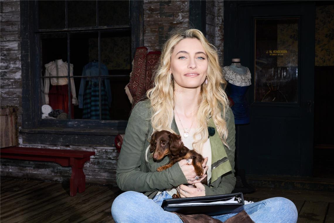 Wer ist die Tochter des King of Pop? In der heutigen GNTM-Folge wird Paris Jackson selbst zur Jurorin.
