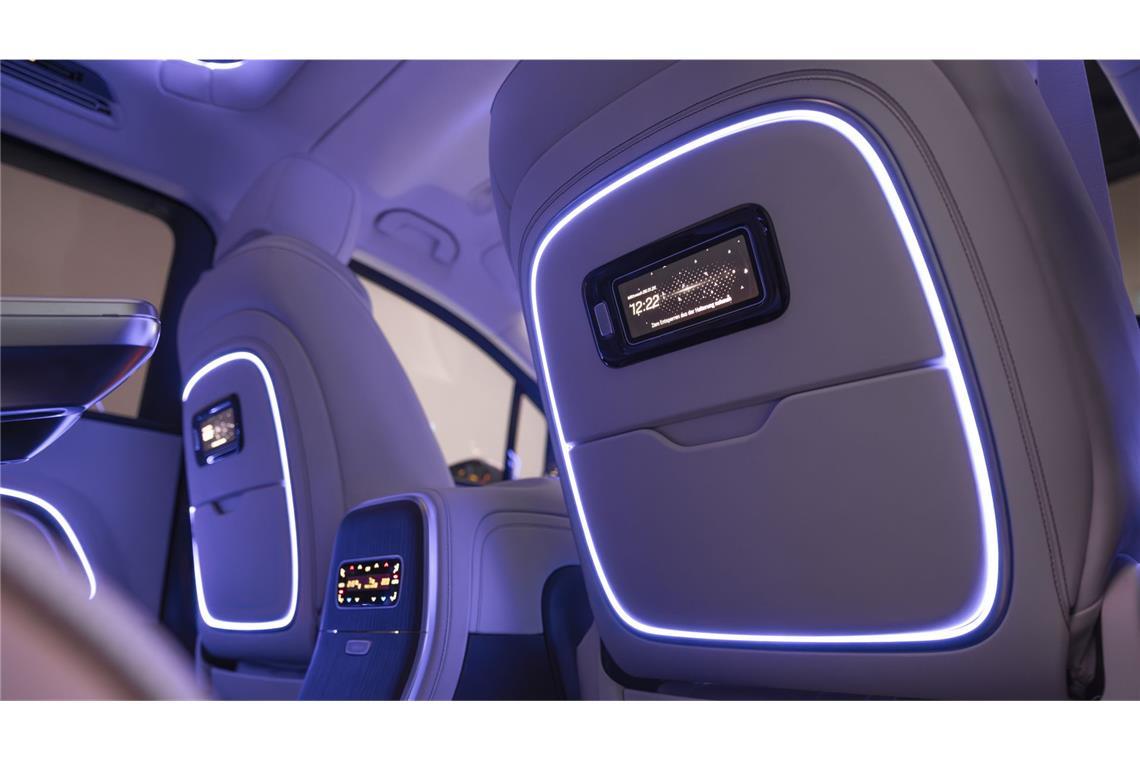 In der High-End-Variant des neuen Vans finden Passagiere auf der Rückbank ein Touchpad, mit dem sie etwa ihren Sitz verstellen ...